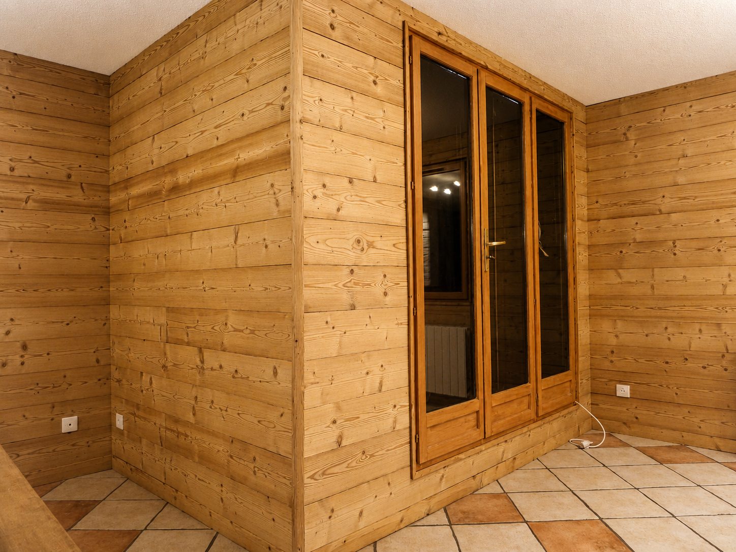 Lambris mural intérieur en bois naturel