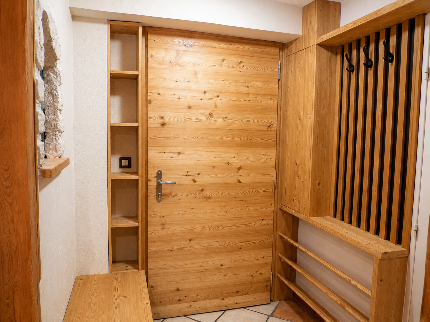 Aménagement d'entrée en bois sur mesure