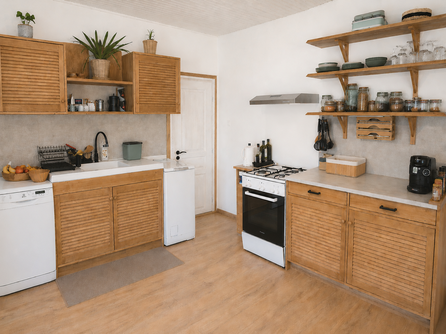 Cuisine sur mesure avec portes à jalousies et étagères ouvertes
